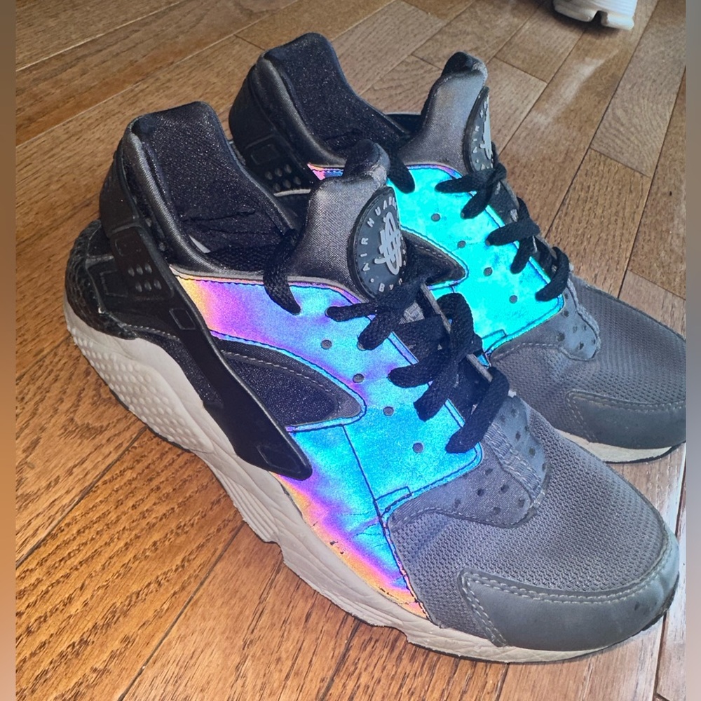 Men’s 8.5 Nike Huarache reflective sneaker